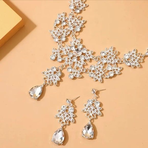 Necklace n earrings set - Picture 4 of 6